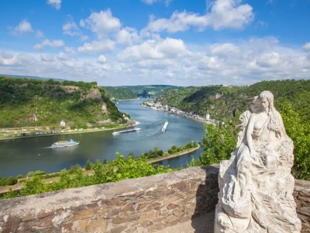 Blick auf die Loreley im Mittelrheintal