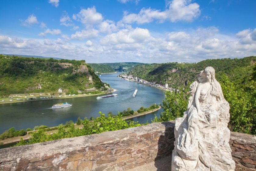 Blick auf die Loreley im Mittelrheintal